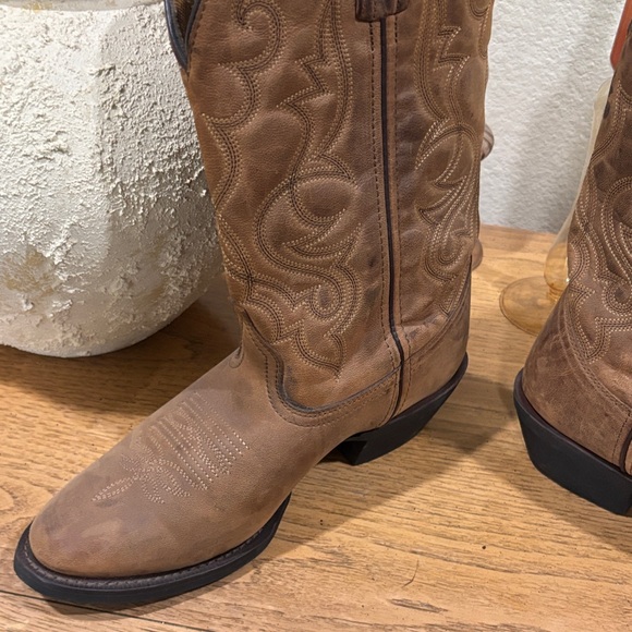 Laredo Brown Heeled Boots - Picture 4 of 7